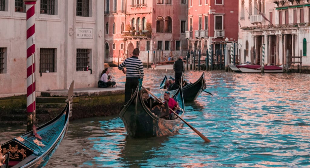 Italija venecija kanalai kanoja