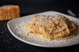 Itališki makaronai carbonara: receptas žingsnis po žingsnio