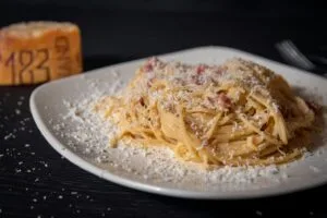 Itališki makaronai carbonara: receptas žingsnis po žingsnio